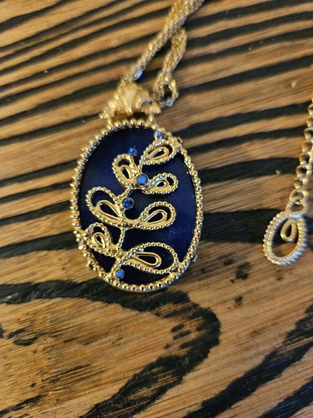 SORRELLI GOLD-TONE BLUE OVAL PENDANT NECKLACE